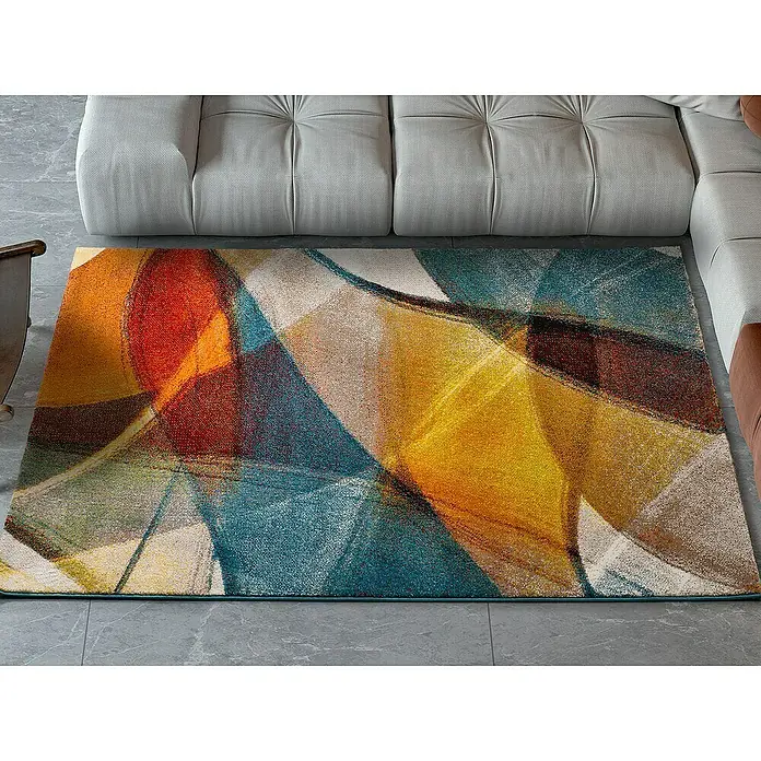 Alfombra de pelo corto Leire - Multicolor, 230 x 160 cm - Una alfombra colorida con un diseño abstracto debajo de un sofá, dando un toque moderno al espacio.