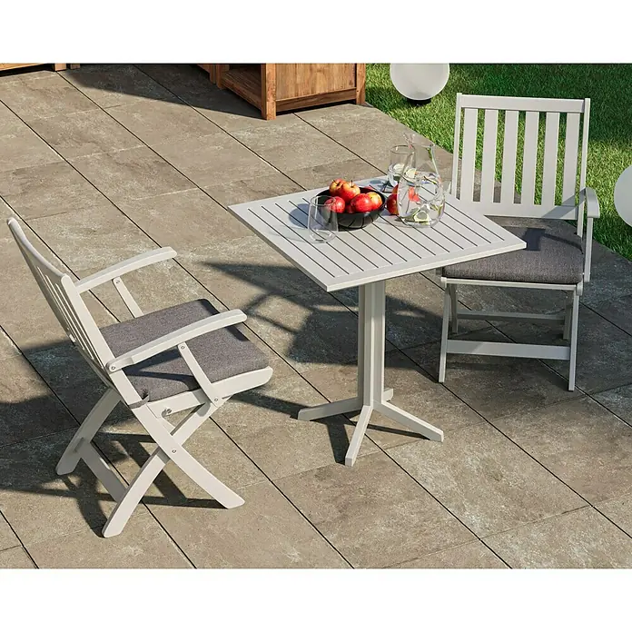 swingcolor Mix Buntlack Kunstharz für Außen zum Mischen lassen - Basismischfarbe 1, Seidenmatt, 750 ml, Lösemittelbasiert - Das Bild zeigt ein Gartenset mit einem quadratischen Tisch, zwei Stühlen mit grauen Sitzkissen und einem Korb mit Äpfeln im Freien.