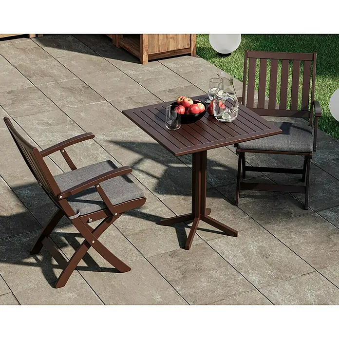 swingcolor Mix Buntlack Kunstharz für Außen zum Mischen lassen - Basismischfarbe 1, Seidenmatt, 750 ml, Lösemittelbasiert - Gartenset aus braunem Holztisch und zwei Stühlen mit grauen Kissen auf einer gepflasterten Terrasse für entspannte Stunden im Freien.