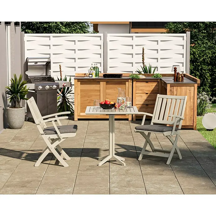 swingcolor Buntlack Kunstharz für Außen - Cremeweiß, Seidenmatt, 750 ml, Lösemittelbasiert - Nahaufnahme eines Outdoor-Essbereichs mit Tisch und zwei Stühlen, ideal für Mahlzeiten im Freien.