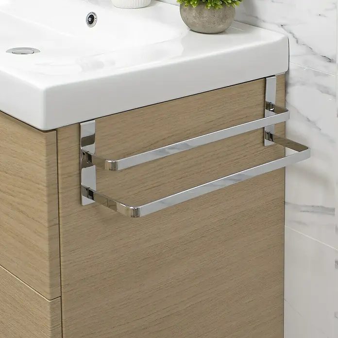 Toallero de gancho para mueble - L x An x Al: 11 x 38,5 x 11,5 cm, Acero inoxidable, Cromo - Toallero doble cromado unido al armario de madera con lavabo blanco. Prácticos accesorios de baño.