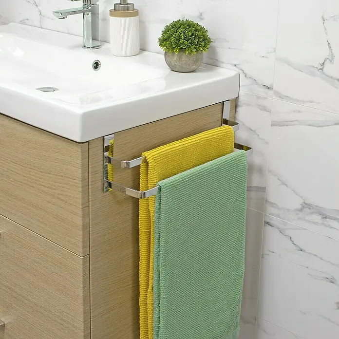 Toallero de gancho para mueble - L x An x Al: 11 x 38,5 x 11,5 cm, Acero inoxidable, Cromo - Foto de un baño con un toallero sobre la puerta para colgar textiles para mantener las toallas ordenadas y de fácil acceso.