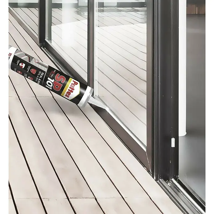 Pattex Sellador SP 101 - Marrón, 300 ml - Sellador Pattex SP 101 aplicado en una terraza para sellar ventanas, asegurando uniones estables. Producto para un sellado fiable.