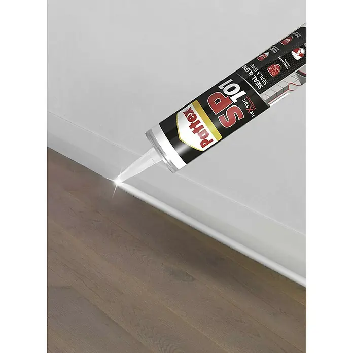 Pattex Sellador SP 101 - Marrón, 300 ml - Se aplica sellador y adhesivo Pattex SP 101 para sellar una junta entre el rodapié y la pared.