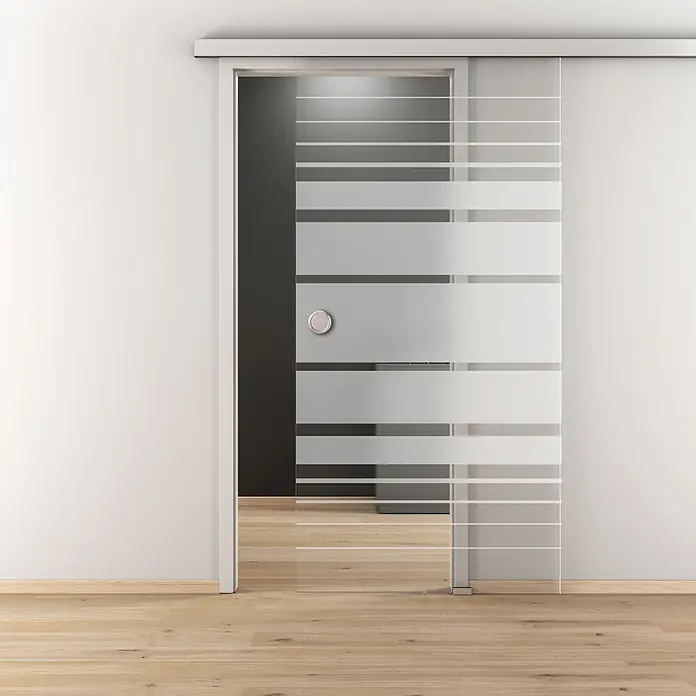 Diamond Doors Glasschiebetür-Beschlag Linea 60 Premium 2.0 - Edelstahloptik, Art Beschlag: Geschlossen, Länge: 2.000 mm - Elegante Schiebetür mit horizontalen Streifen in einem modernen Raum. Die Glastür bietet Privatsphäre und lässt gleichzeitig Licht durch.
