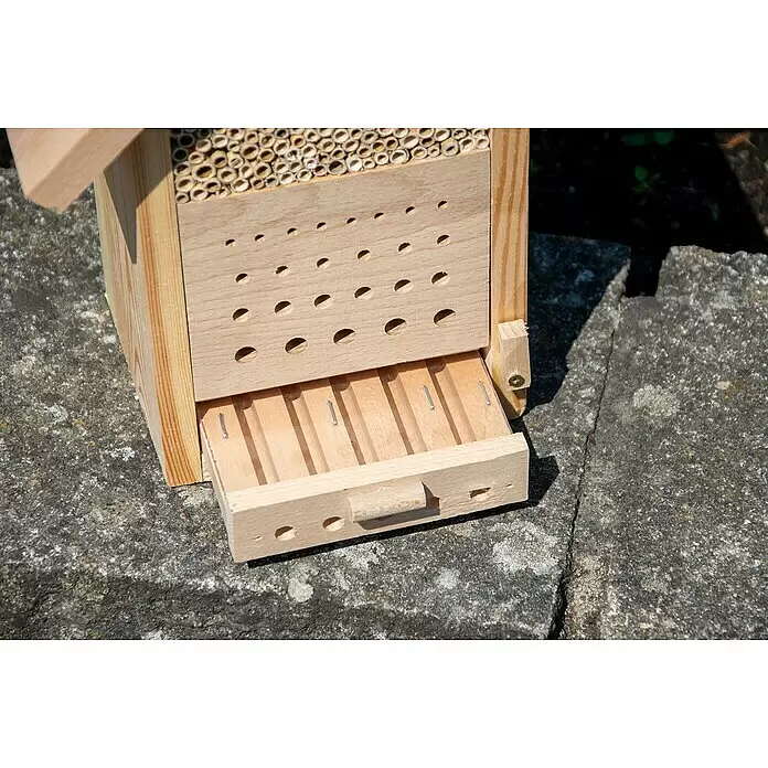 Dobar Insektenhotel Maja - 22,5 x 14 x 29,5 cm, Holz, Natur - Insektenhotel aus Holz mit Bambusröhren und Bohrlöchern, ausgestattet mit ausziehbarer Schublade mit Stiften zur Beobachtung.