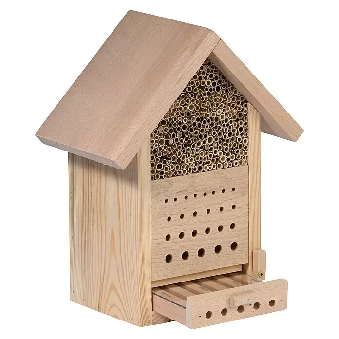 Dobar Bienenhaus Maja - L x B x H: 22,5 x 14 x 29,5 cm, Kiefer - Helles Bienenhotel aus Holz mit Schrägdach, Bambusröhren, Bohrlöchern und einer ausziehbaren Schublade.