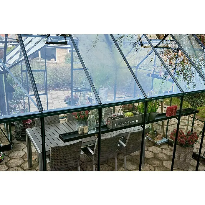 Halls Gewächshaus Garden Room - Außenmaß inkl. Dachüberstand (B x T): 390 x 389 cm, Material Seitenwand: Glas, 3 mm, Grün - Einladende Gartenszene in einem Gewächshaus mit einem gedeckten Tisch und dekorativen Pflanzenarrangements für gemütliche Stunden im Grünen.