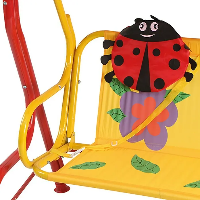 Siena Garden Marie Hollywoodschaukel für Kinder - L x B x H: 180 x 78 x 110 cm - Nahaufnahme einer Kinderschaukel mit einem gelben Sitz, verziert mit einem Marienkäfer und Blumenmuster.