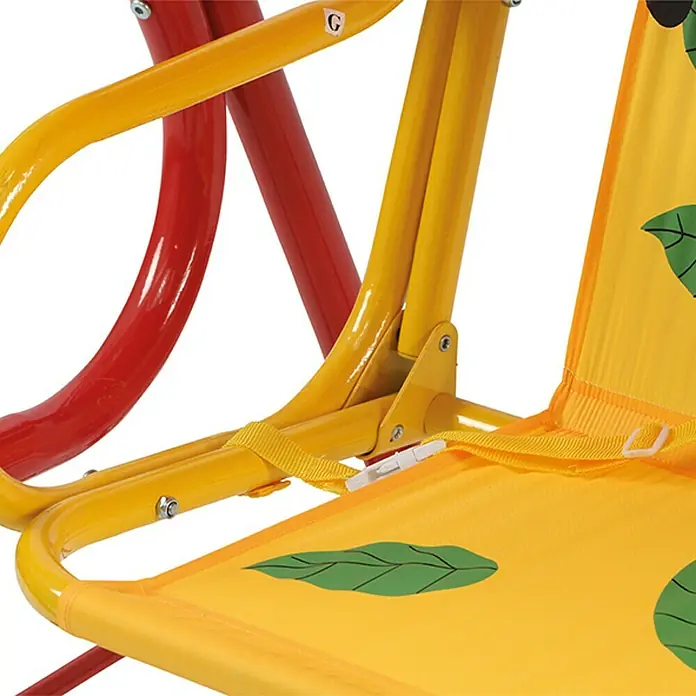 Siena Garden Marie Hollywoodschaukel für Kinder - L x B x H: 180 x 78 x 110 cm - Nahaufnahme eines gelben Kinderschaukelstuhls mit Sicherheitsgurt und Blattmuster auf dem Sitz. Der Rahmen ist gelb und rot.
