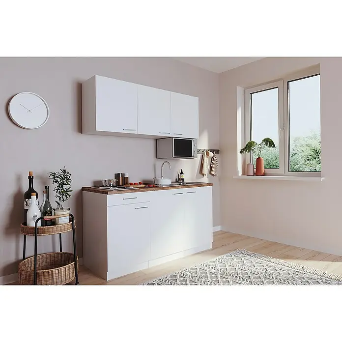 Respekta Singleküche Luis - Breite: 150 cm, Weiß, Mit Elektrogeräten, Mikrowelle - Ein helles Kücheninterieur mit weißen Schränken und Arbeitsflächen aus Holz. Eine minimalistische Küchenzeile mit allen wichtigen Elementen.