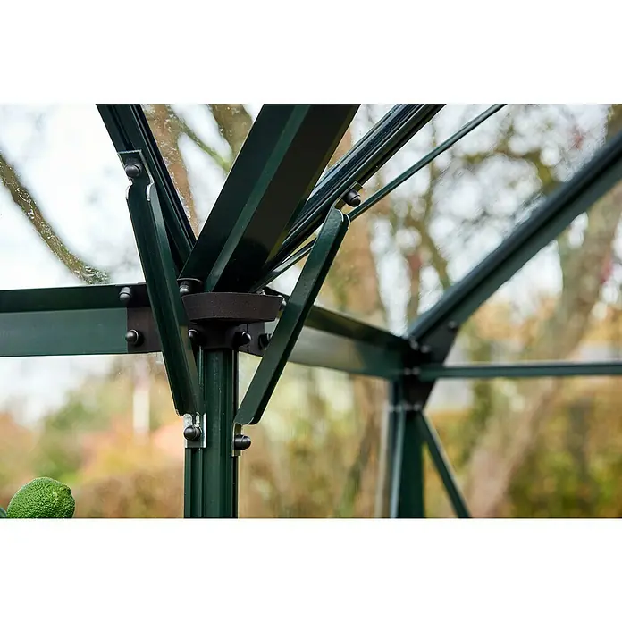 Halls Gewächshaus Garden Room - Außenmaß inkl. Dachüberstand (B x T): 390 x 389 cm, Material Seitenwand: Glas, 3 mm, Schwarz - Detailaufnahme des grünen Gewächshausrahmens, der seine robuste Bauweise und Verbindungselemente hervorhebt.