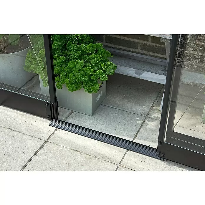 Halls Gewächshaus Qube Lean-to 24 - Außenmaß inkl. Dachüberstand (B x T): 127 x 65 cm, Material Seitenwand: Glas, 3 mm, Schwarz - Schwarze, geriffelte Bodenschwelle an der Unterseite eines Glastürrahmens, die einen sanften Übergang über die Gehwegplatten schafft.