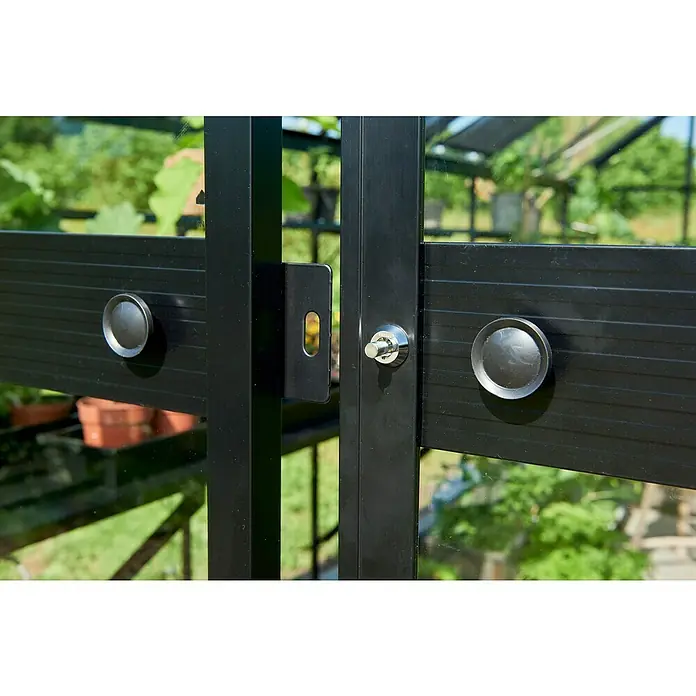 Halls Gewächshaus Blockley 814 - Außenmaß inkl. Dachüberstand (B x T): 256 x 441 cm, Material Seitenwand: Glas, 3 mm, Schwarz - Nahaufnahme eines Gewächshaustürverschlusses aus schwarzem Metall mit Knöpfen und einem Schloss.