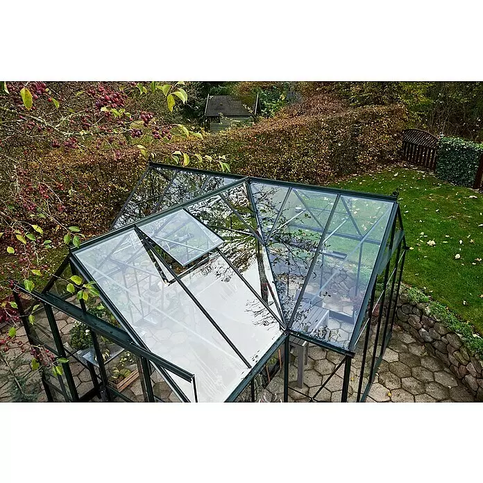 Halls Gewächshaus Icon Gardenhouse - Außenmaß inkl. Dachüberstand (B x T): 383,9 x 381,5 cm, Material Seitenwand: Glas, 3 mm, Grün - Dunkel gerahmtes Glasgewächshaus mit geöffneten Lüftungsklappen in einem Garten, von oben gesehen.