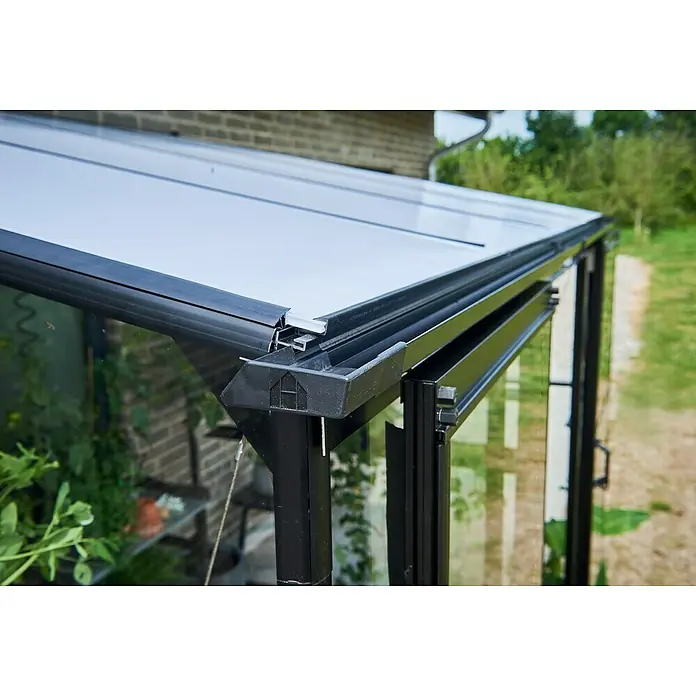 Halls Qube Gewächshaus Lean-to 26 - Außenmaß inkl. Dachüberstand (B x T): 189 x 65 cm, Material Seitenwand: Glas, 3 mm, Schwarz - Nahaufnahme einer schwarzen Regenrinne und eines Rahmens an einem Gewächshaus, der die architektonischen Details hervorhebt.