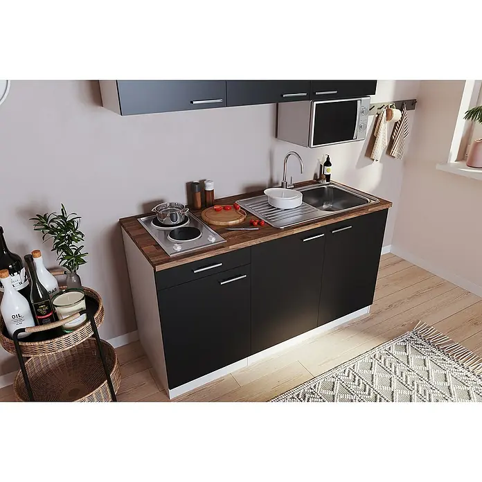 Respekta Singleküche Luis - Breite: 150 cm, Schwarz, Mit Elektrogeräten, Mikrowelle - Küchenansicht mit Spüle, Kochfeld und Arbeitsfläche aus Holz. Schwarze Schränke unterstreichen das moderne Design.
