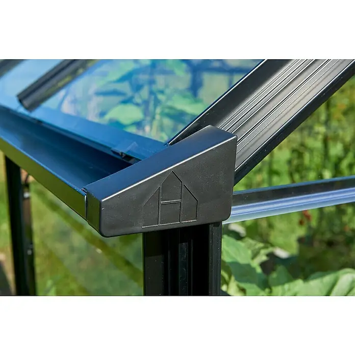 Halls Gewächshaus Burford 610 - Außenmaß inkl. Dachüberstand (B x T): 194 x 318 cm, Material Seitenwand: Glas, 3 mm, Schwarz - Detailaufnahme eines Gewächshausrahmens mit schwarzer Eckverbindung und dem Logo des Herstellers.