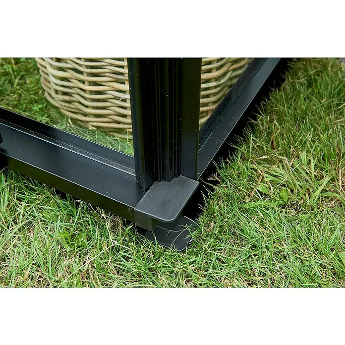 Halls Gewächshaus Blockley 814 - Außenmaß inkl. Dachüberstand (B x T): 256 x 441 cm, Material Seitenwand: Glas, 3 mm, Schwarz - Detailaufnahme einer schwarzen Fensterrahmenkonstruktion mit Glaseinsatz und Kunststofffüßen, stehend auf grünem Rasen im Freien.