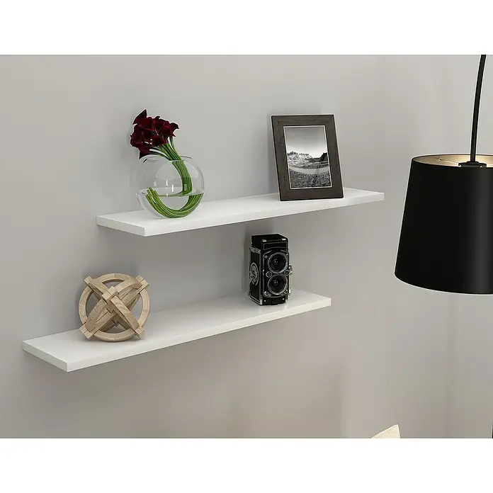 RegalbodenWeiß, 80 x 40 x 1,6 cm - Zwei weiße Wandregale sind mit einer Vase, einem Bild, einer Kamera und einer Holzdekoration verziert und bieten stilvollen Stauraum.