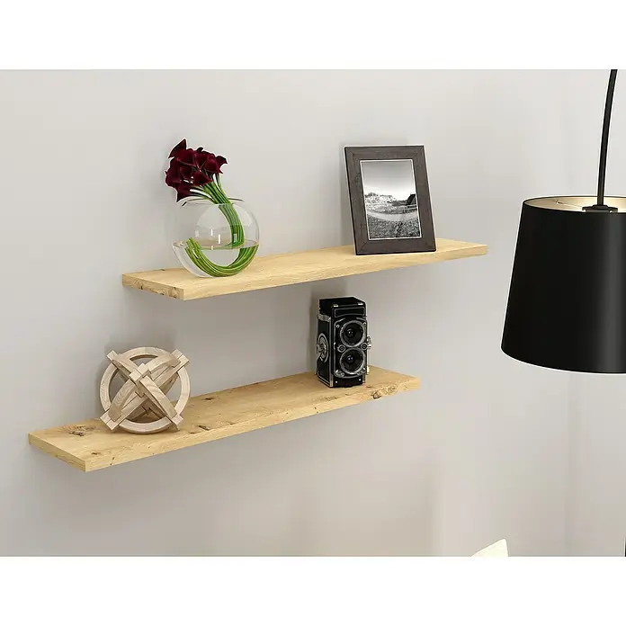 Regalboden - Eiche astig, 120 x 40 x 1,6 cm - Zwei hellbraune Holzregale an einer Wand mit Deko-Artikeln.
