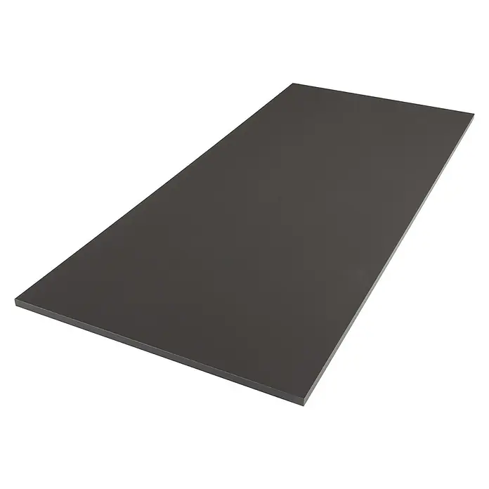 Regalboden - Anthrazit, 120 x 20 x 1,6 cm - Nahaufnahme einer schwarzen, rechteckigen Küchenarbeitsplatte aus robustem Material vor einem dunklen Hintergrund.