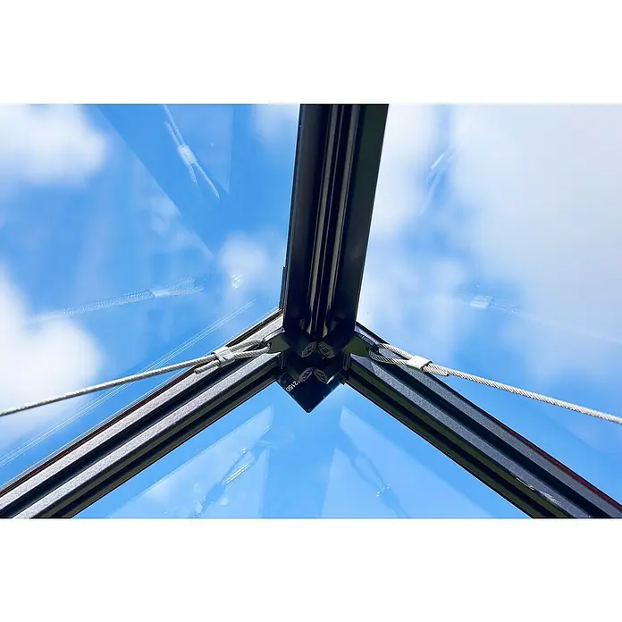 Halls Gewächshaus Qube 610 - Außenmaß inkl. Dachüberstand (B x T): 198 x 321 cm, Material Seitenwand: Glas, 3 mm, Schwarz - Nahaufnahme einer Glasdachkonstruktion mit schwarzen Metallrahmen und Stahlseilen, die einen Blick auf den blauen Himmel mit Wolken freigibt.