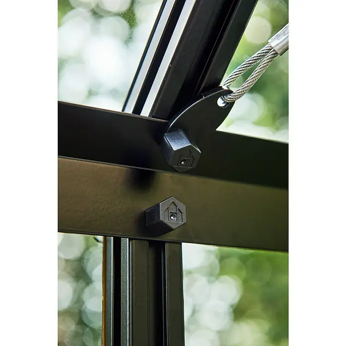 Halls Gewächshaus Qube 610 - Außenmaß inkl. Dachüberstand (B x T): 198 x 321 cm, Material Seitenwand: Glas, 3 mm, Schwarz - Nahaufnahme von Befestigungsdetails eines Gewächshauses, die die robuste Bauweise und das durchdachte Design hervorheben.