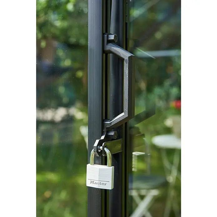 Halls Gewächshaus Qube 610 - Außenmaß inkl. Dachüberstand (B x T): 198 x 321 cm, Material Seitenwand: Glas, 3 mm, Schwarz - Nahaufnahme eines Türgriffs mit einem silberfarbenen Master-Vorhängeschloss, das Sicherheit und Schutz bietet.