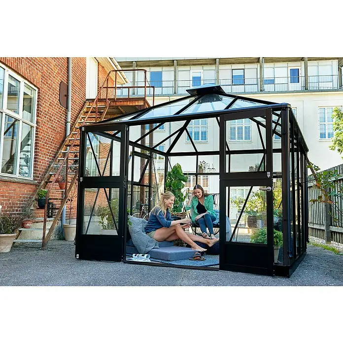Juliana Gewächshaus Oase - Außenmaß inkl. Dachüberstand (B x T): 296 x 296 cm, Material Seitenwand: Glas, 3 mm, Anthrazit/Schwarz - Ein geräumiges Gewächshaus mit schwarzem Rahmen bietet einen stilvollen Rückzugsort im Freien, ideal zum Entspannen und Genießen der Natur.
