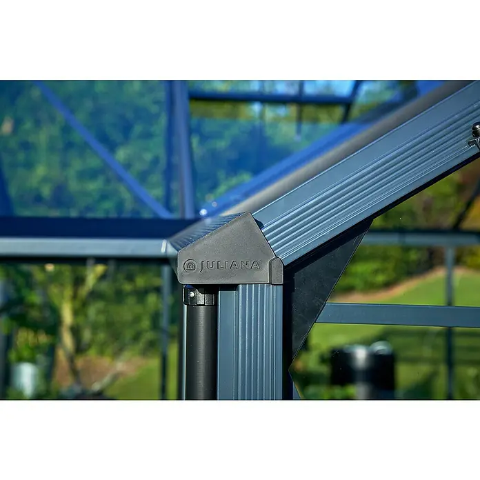 Juliana Gewächshaus Orangerie - Außenmaß inkl. Dachüberstand (B x T): 583 x 439 cm, Material Seitenwand: Glas, 3 mm, Anthrazit/Schwarz - Nahaufnahme einer Juliana Gewächshaus Ecke mit dem Firmenlogo, die die hochwertige Bauweise und das Design des Gewächshauses hervorhebt.