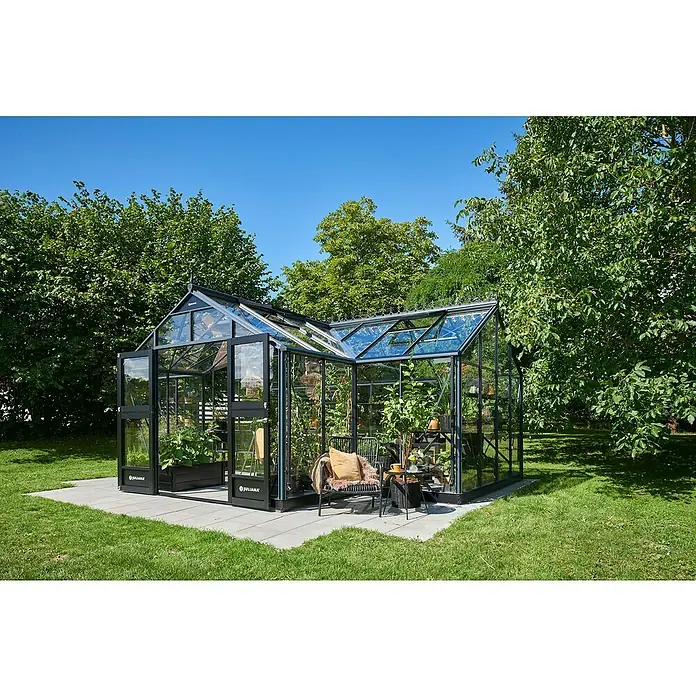 Juliana Gewächshaus Orangerie - Außenmaß inkl. Dachüberstand (B x T): 583 x 439 cm, Material Seitenwand: Glas, 3 mm, Anthrazit/Schwarz - Ein Juliana Gewächshaus mit geöffneten Türen und Dachfenstern in einem grünen Garten, das zum Entspannen einlädt.