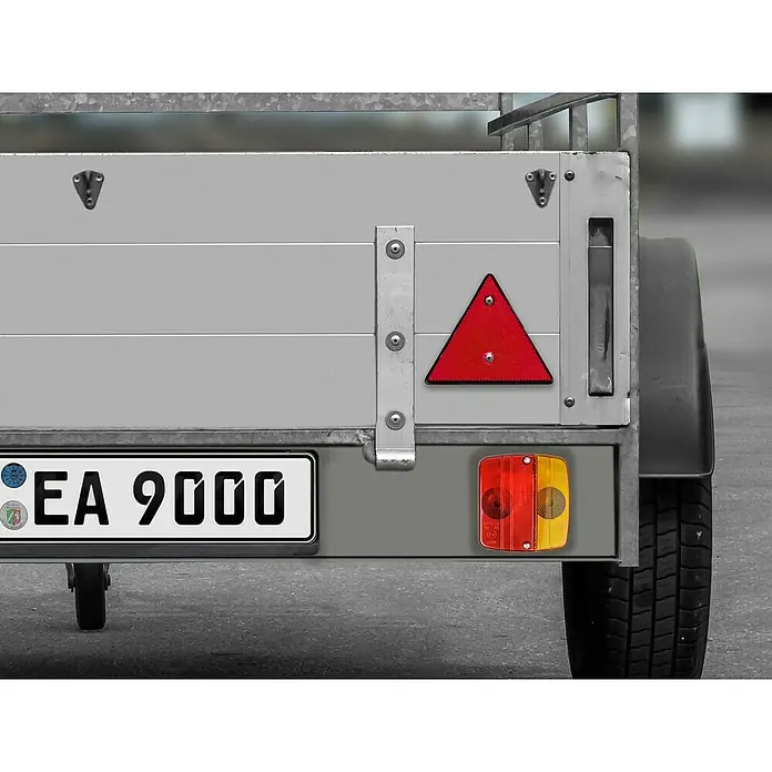 LAS Dreieck-Rückstrahler2 Stk. - Nahaufnahme eines Anhängers mit Kennzeichen, Rückstrahler und Rückleuchte für den sicheren Transport von Gütern.