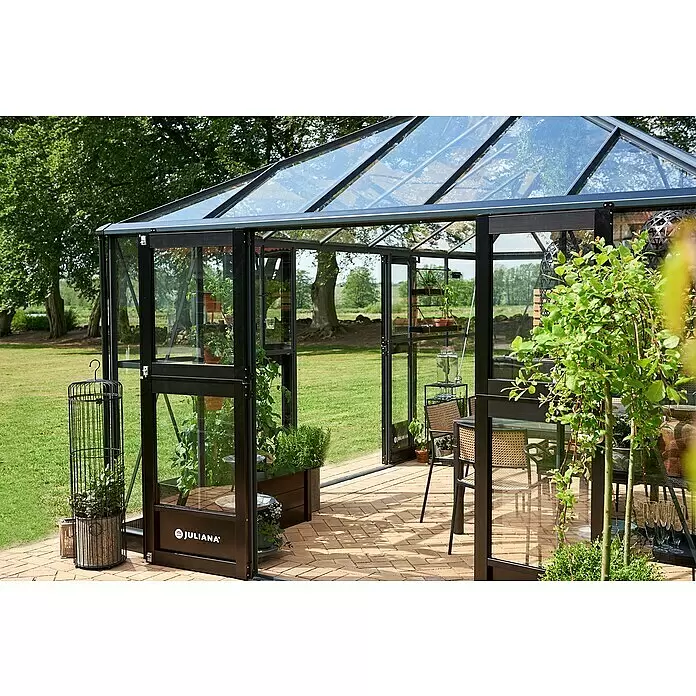 Juliana Gewächshaus-Türerweiterung - 439 x 2 cm, Schwarz - Schwarzes Juliana-Gewächshaus aus Glas auf einer gepflasterten Terrasse, für Pflanzen und Entspannung.