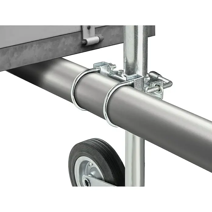 LAS Rundrohrklemme - 2 Stk. - Nahaufnahme eines U-förmigen Bügels, der ein graues Rohr an einer Metallstange befestigt, mit einem kleinen Rad im Blickfeld.
