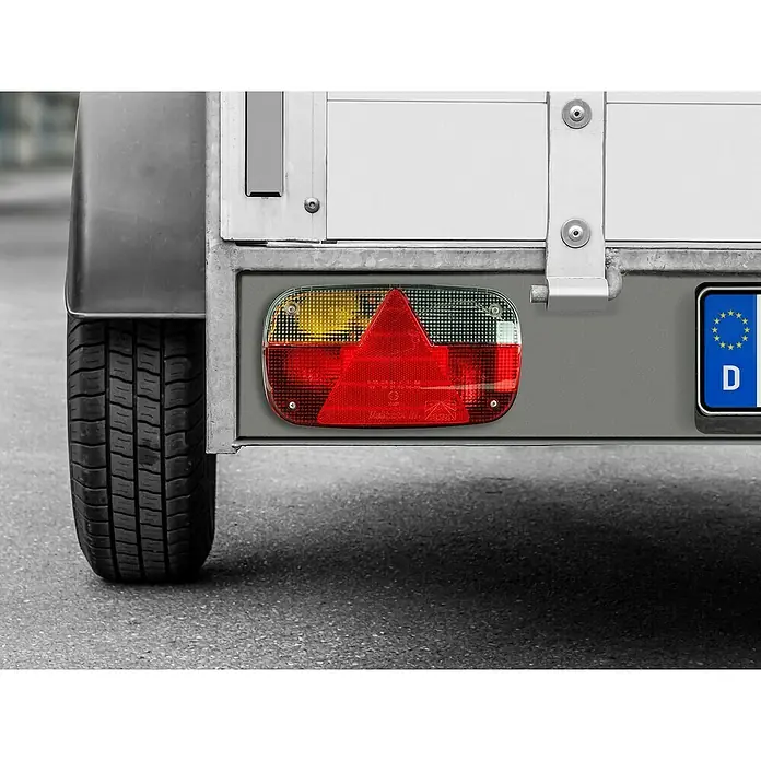 LAS Rückleuchte Multipoint III - links - Nahaufnahme der Rückleuchte und des Reifens eines Anhängers, mit Fokus auf Details.
