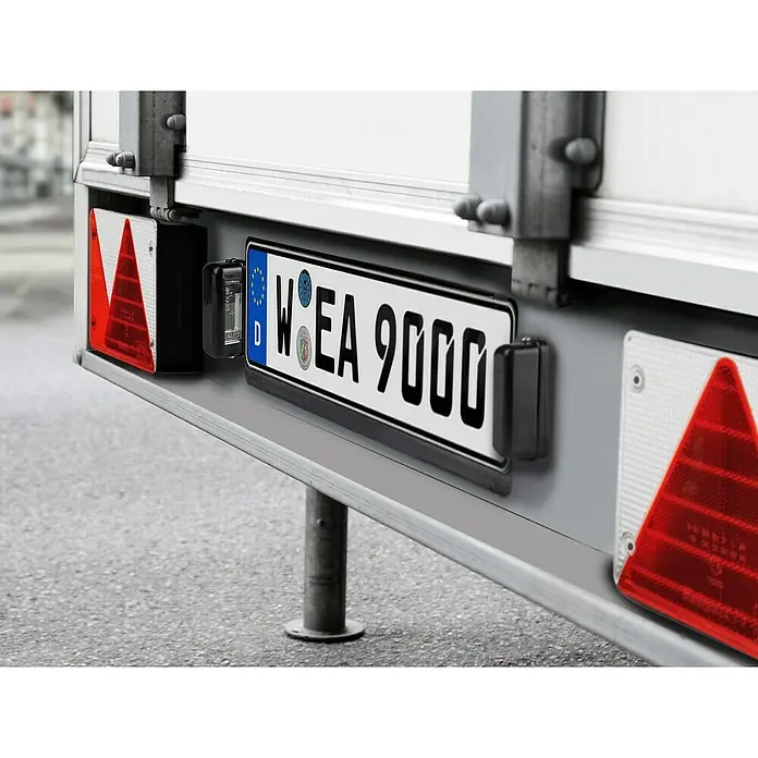 LAS Kennzeichenbeleuchtung - 1 Stk., 12 V - Nahaufnahme eines deutschen Autokennzeichens WEA 9000 an einem Fahrzeug. Detailaufnahme des Kennzeichens mit Länderkennung und Zulassungsnummer.