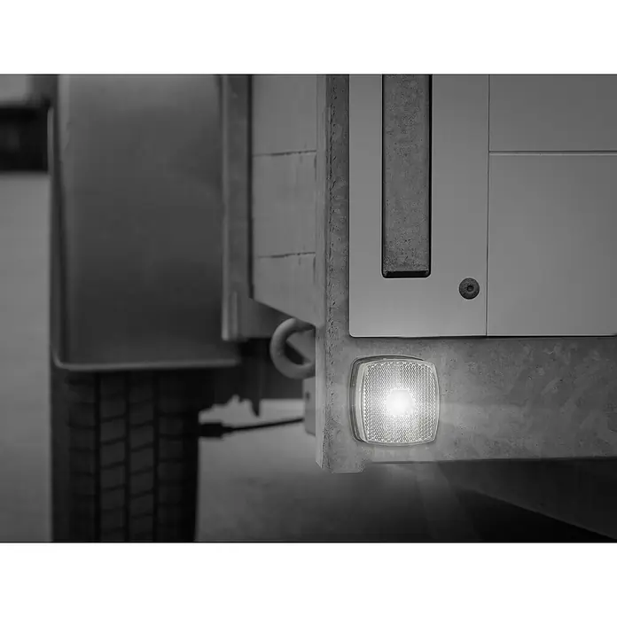 LAS Rückleuchte - 1 Stk. - Detailaufnahme eines Anhängers mit einem leuchtenden, quadratischen Rücklicht, das für Sicherheit und Sichtbarkeit sorgt.