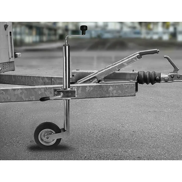 LAS Klemmbügel - Geeignet für: Stützräder - Nahaufnahme eines Anhängers mit Stützrad und Zugeinrichtung auf grauem Untergrund.