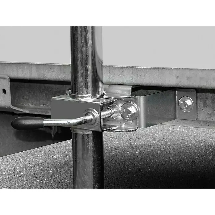 LAS Befestigung - Geeignet für: Anhänger - Eine Nahaufnahme einer robusten, silbernen Halterung mit Hebel, die eine Stange sichert. Metallkonstruktion mit Schrauben für sicheren Halt.