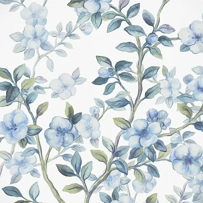Komar Fototapete Bleu Ciel - B x H: 200 x 250 cm, Vlies - Elegantes florales Muster mit zarten blauen Blumen und grünen Blättern auf einem hellen Hintergrund, ideal für Textilien und Dekorationen.