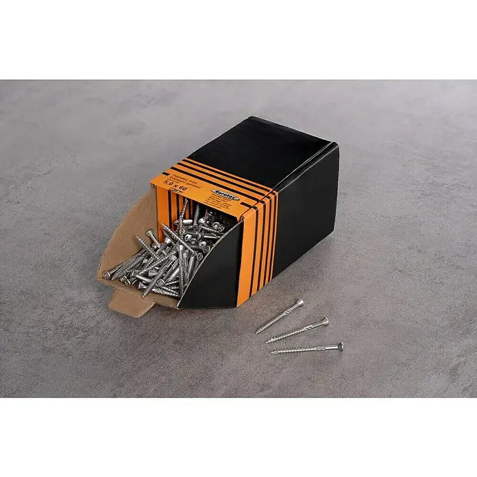 Eurotec Terrassenschraube Hapatec - Ø x L: 5 x 60 mm, Gehärteter Edelstahl rostfrei, 200 Stk. - Eine Schachtel Eurotec-Schrauben, teilweise offen, mit einigen Schrauben, die auf einer grauen Oberfläche verstreut liegen.