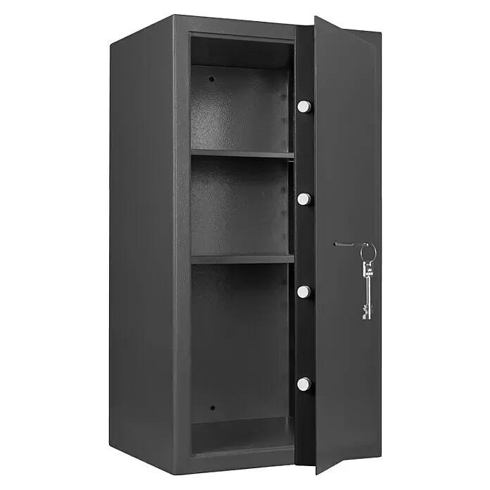 Format Munitionsschrank MNS 810 - Doppelbart-Hochsicherheitsschloss, L x B x H: 380 x 420 x 806 mm - Offener dunkelgrauer Metallsicherheitsschrank mit drei Regalböden und Schlüssel im Schloss.