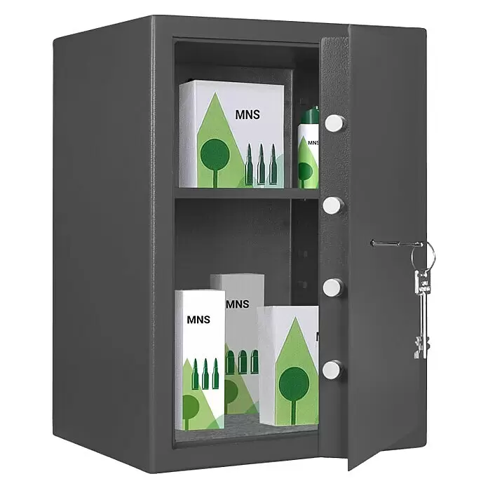 Format Munitionsschrank MNS 610 - Doppelbart-Hochsicherheitsschloss, L x B x H: 380 x 420 x 606 mm - Geöffneter dunkelgrauer Metallsicherheitsschrank mit zwei Regalböden, Kästen und einer Sprühflasche, Schlüssel an der Tür.