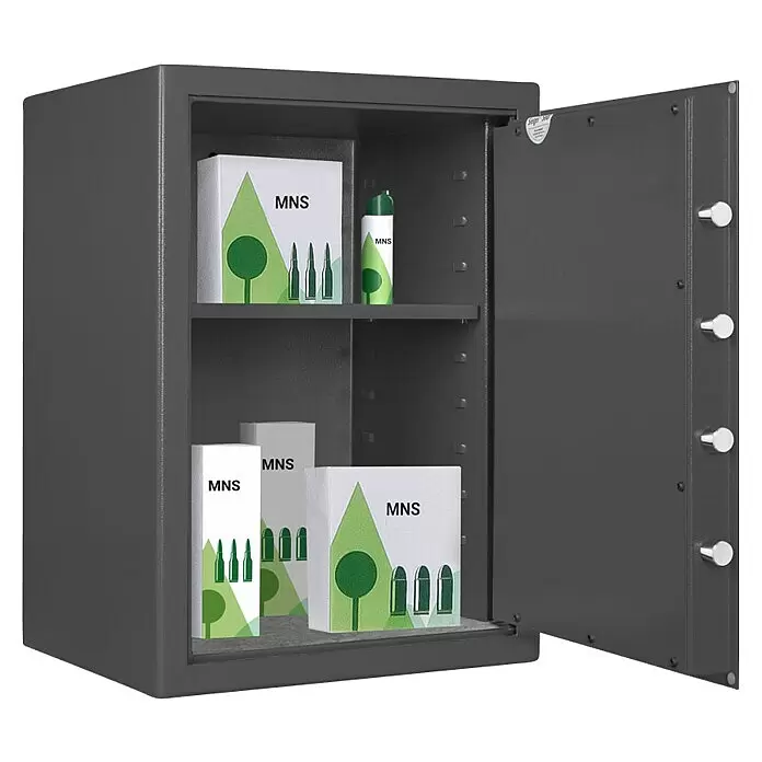 Format Munitionsschrank MNS 610 - Doppelbart-Hochsicherheitsschloss, L x B x H: 380 x 420 x 606 mm - Dunkelgrauer offener Safe mit Regalböden, die Schachteln und eine Dose mit MNS-Branding enthalten.