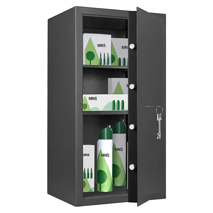 Format Munitionsschrank MNS 810 - Doppelbart-Hochsicherheitsschloss, L x B x H: 380 x 420 x 806 mm - Dunkelgrauer Metalltresor mit offener Tür, zeigt Regale mit Munitionsboxen und Sprühdosen sowie einen hängenden Schlüssel.