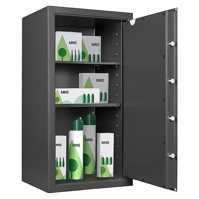Format Munitionsschrank MNS 810 - Doppelbart-Hochsicherheitsschloss, L x B x H: 380 x 420 x 806 mm - Geöffneter dunkelgrauer Metalltresor mit Regalen, die Boxen mit Geschossmotiven und grüne Sprühdosen enthalten. Zur sicheren Aufbewahrung.