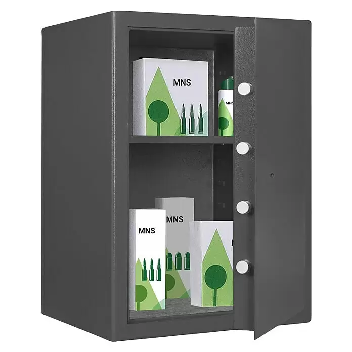 Format Munitionsschrank MNS 610 - Doppelbart-Hochsicherheitsschloss, L x B x H: 380 x 420 x 606 mm - Dunkelgrauer Metalltresor, geöffnet mit einem Regalboden und mehreren Schachteln und einer Dose darin. Die Schachteln zeigen 'MNS' und Patronen.