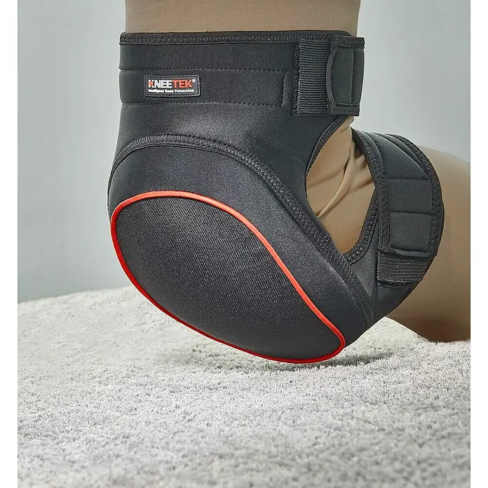 Kneetek Knieschoner Cordura® - Schwarz, Schalenform - Nahaufnahme einer schwarzen Knieorthese mit roter Akzentuierung, die effektiven Schutz und Komfort bietet.