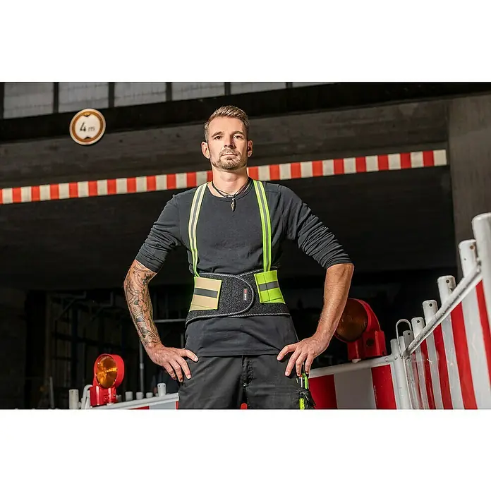 Kneetek Rückenstützgurt HiVis BR 110 - XXL - Der Mann trägt eine Rückenstütze mit Hosenträgern. Das Produkt ist eine ergonomische Stütze für den unteren Rückenbereich.